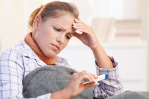 Врач из ЮАР назвала симптомы штамма коронавируса "Омикрон": так ли все страшно