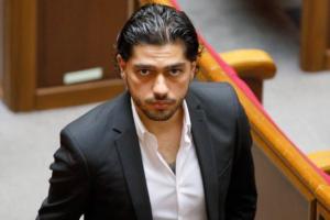 Гео Леросу вручили підозру за демонстрацію середнього пальця Зеленському