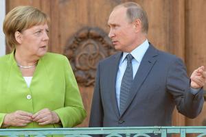 Меркель позвонила Путину из-за нелегальных мигрантов и попросила повлиять на Беларусь