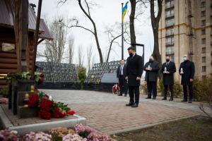 "Ганьба зрадникам і малоросам": як Зеленського, Шмигаля, Єрмака та Стефанчука зустріли на Алеї Героїв Небесної сотні
