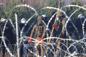 Дві групи мігрантів прорвалися з Білорусі до Польщі