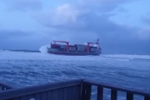 Недалеко от Владивостока сел на мель и треснул 100-метровый контейнеровоз