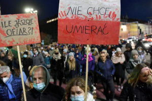 "Больше ни одной": В Польше прошли массовые акции в память об умершей беременной