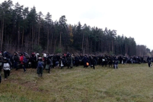 Огромная колонна мигрантов движется к белорусско-польской границе (видео)