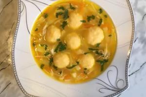 Суп с сырными шариками на курином бульоне
