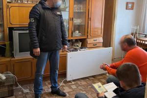 Наживались на инвалиде: На Луганщине полицейские задержали псевдополицейского и его сообщника