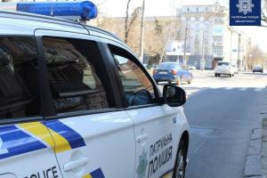 На Луганщине пьяный водитель иномарки напал на девушку-патрульную