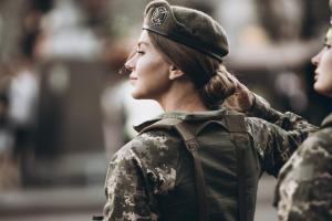 Беременных и женщин с малолетними детьми также возьмут на воинский учет, - Минобороны