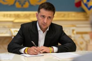 Зеленский разрешил официально комментировать внешнюю политику только трем лицам