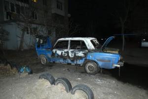 У Сєвєродонецьку у дворі багатоповерхівки згорів автомобіль: поліція з'ясовує обставини