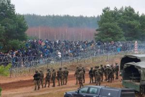 Мигранты штурмовали границу Польши и Беларуси: пострадал польский военный