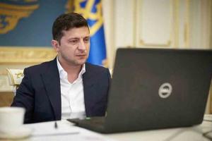 Зеленский рассмотрит петиции об отмене карантина и "принудительной" вакцинации