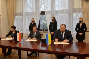 На межпарламентской ассамблее Украины, Литвы и Польши подписан итоговый документ, в котором осуждаются действия российских и белорусских властей