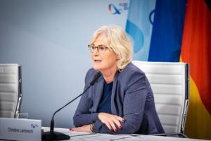 Новая министр обороны Германии выступает за ужесточение санкций против окружения Путина