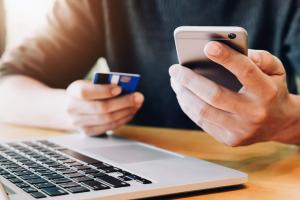 Шахраї намагаються нажитися на вакцинованих від коронавірусу українцях