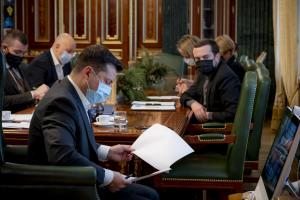 На совещании у Зеленского сообщили, сколько денег уже перечислено на "ковидную тысячу" и на что их тратят украинцы
