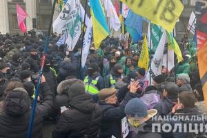 Під Верховною Радою мітингують підприємці: у хід пішли фаєри та петарди, є постраждалі