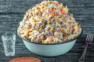 Секретный ингредиент: как сделать салат "Оливье" в разы вкуснее