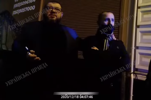 "Ти хворий на голову? Як ти можеш оглядати авто народного депутата?": Опубліковано відео, як "слуга народу" спілкувався з поліцією