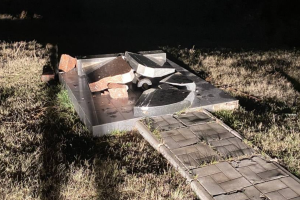 В Лисичанске разрушен памятник жертвам Холокоста: в ВГА говорят, что из-за непогоды