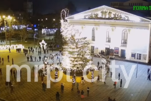 В Мариуполе упала городская елка: это уже третий подобный случай в Украине