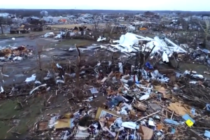 Сильнейшие торнадо в США стерли с лица Земли целый город: видео