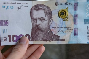 Верховная Рада приняла закон о выплате 1000 гривен вакцинированным украинцам