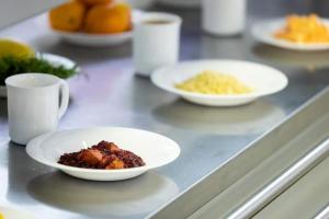 В украинских школах изменили питание: чем запрещено кормить детей