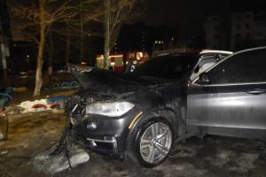 В Северодонецке у подъезда дома сгорел автомобиль BMW: полиция ищет свидетелей
