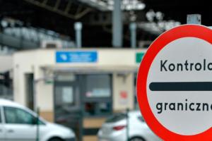 Українці після свят повертаються на заробітки: на кордоні у напрямку ЄС спостерігається скупчення машин