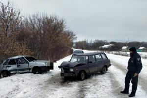 На Луганщині сталася ДТП з постраждалими: не розминулися два ВАЗи