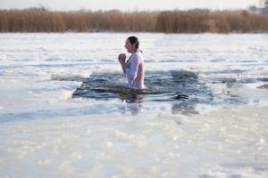 Богоугодно ли нырять в прорубь на Крещение: мнение церкви