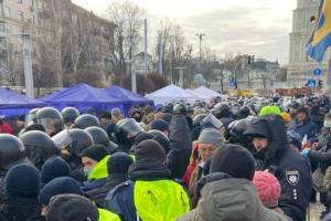 Суд над Порошенко: между сторонниками экс-президента и полицией произошла потасовка