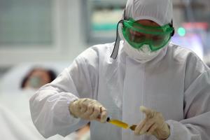 В США разрешили медикам, больным коронавирусом, ходить на работу