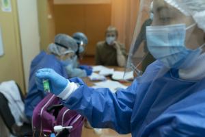 Невакцинованих медиків і комунальників з 31 січня будуть усувати від роботи
