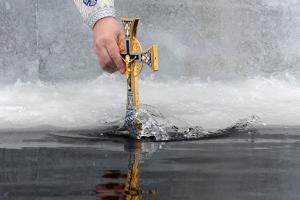 Крещенская вода: Как правильно обращаться со святой водой и для чего ее использовать