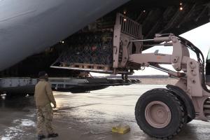 Військова допомога Україні від Великобританії: у Міноборони показали, що всередині літака