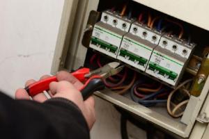 Сплатіть рахунки: завтра мешканцям Луганщини почнуть відрізати світло за борги