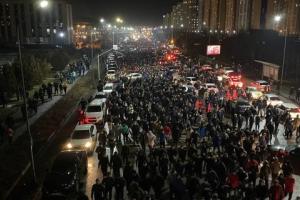 Протести в Казахстані: люди вимагають відставки уряду, почалися сутички з силовиками та затримання