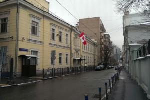 Канада временно отзывает второстепенный персонал из посольства в Украине