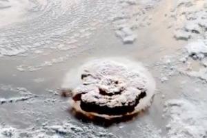 В Японии после извержения вулкана произошло цунами