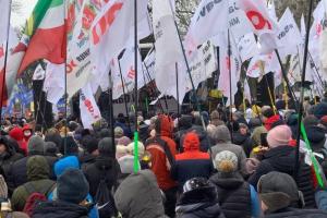 Под Верховной Радой проходит акция протеста: предприниматели требуют отмены кассовых аппаратов
