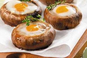Печериці, запечені з перепелиними яйцями