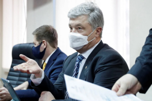 Решение суда: У Порошенко отобрали загранпаспорта и ограничили в передвижении