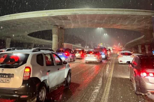 У "тянучці" під снігопадом: Гігантська пробка розтяглася майже від Києва до Житомира