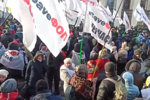 Протестующие ФОПы пытались штурмовать Верховную Раду: видео