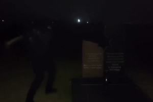 У мережі з'явилося відео, як у Лисичанську руйнували меморіал жертвам Голокосту