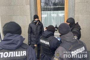 У Києві чоловік кинув молоток у вікно Верховної Ради