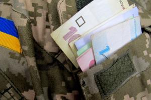 Украинские военные будут получать по 100 тысяч гривен в месяц – решение Кабмина