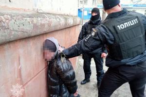 В Северодонецке мужчину ударили ножом: нападавшего оперативно задержали